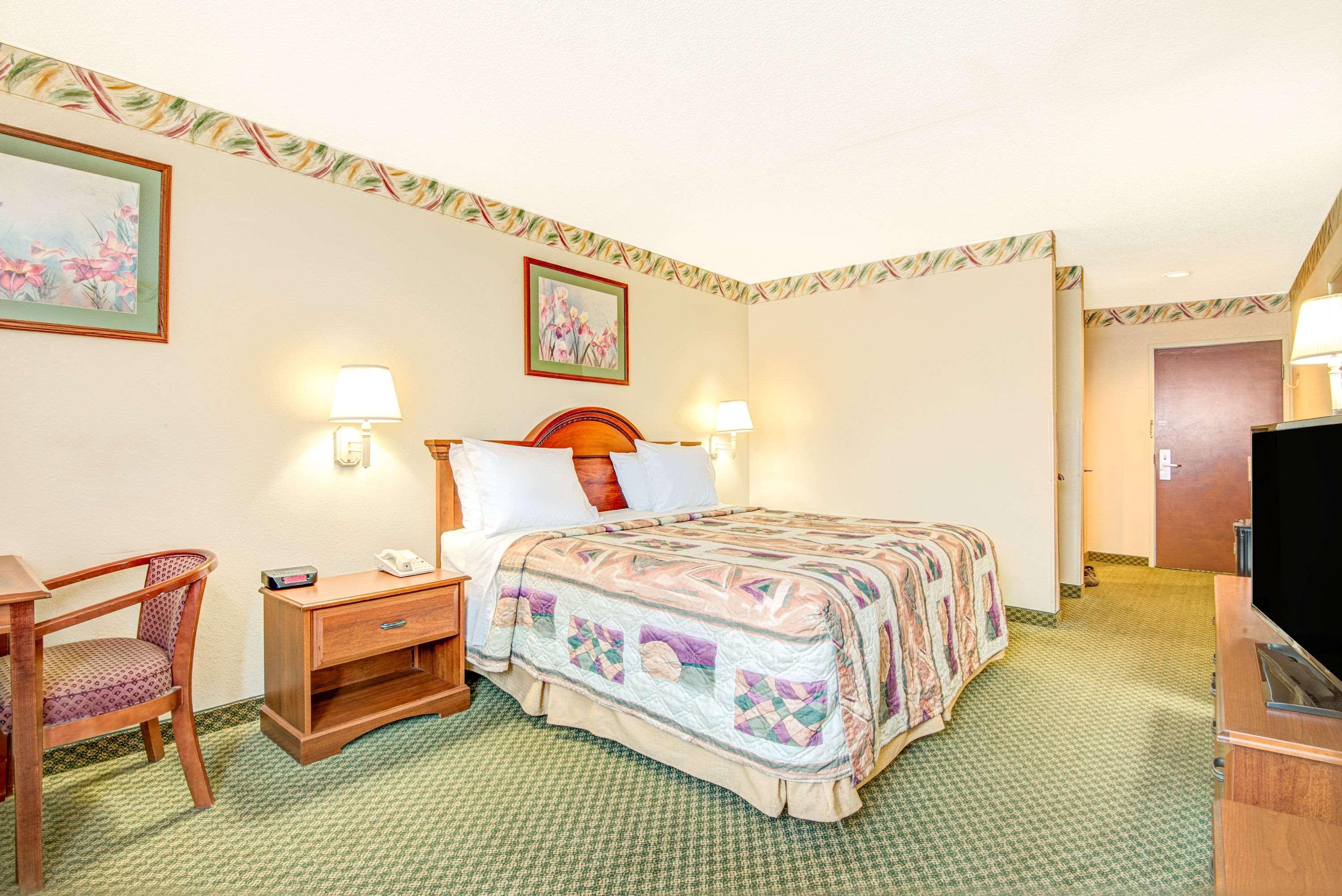Days Inn By Wyndham Louisburg Buitenkant foto