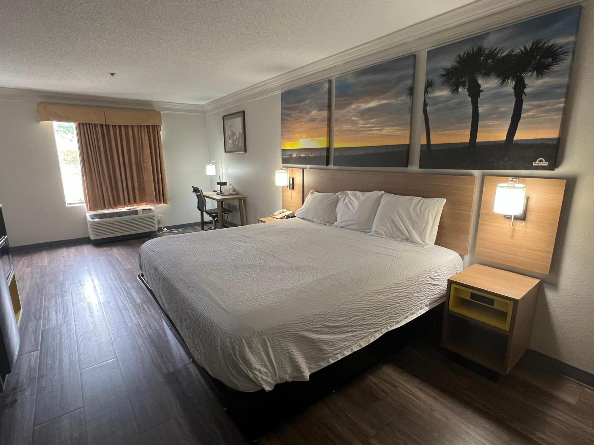 Days Inn By Wyndham Louisburg Buitenkant foto