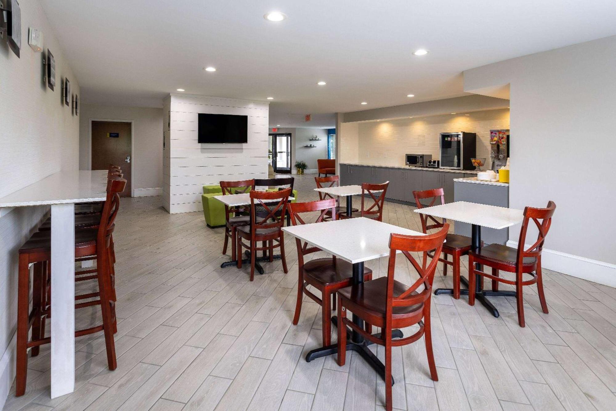Days Inn By Wyndham Louisburg Buitenkant foto