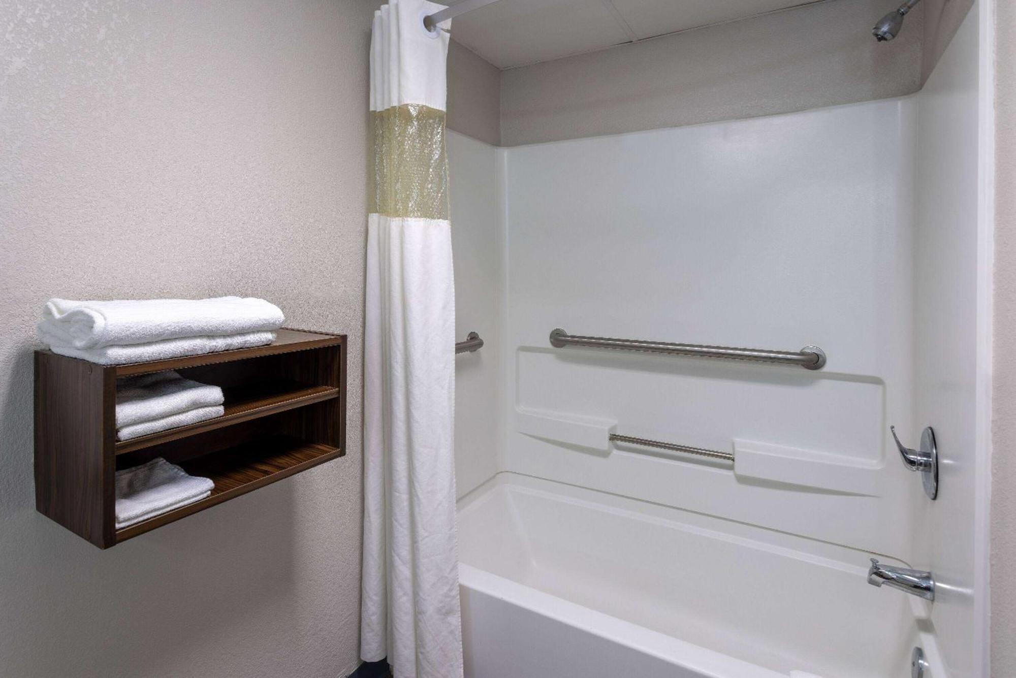 Days Inn By Wyndham Louisburg Buitenkant foto