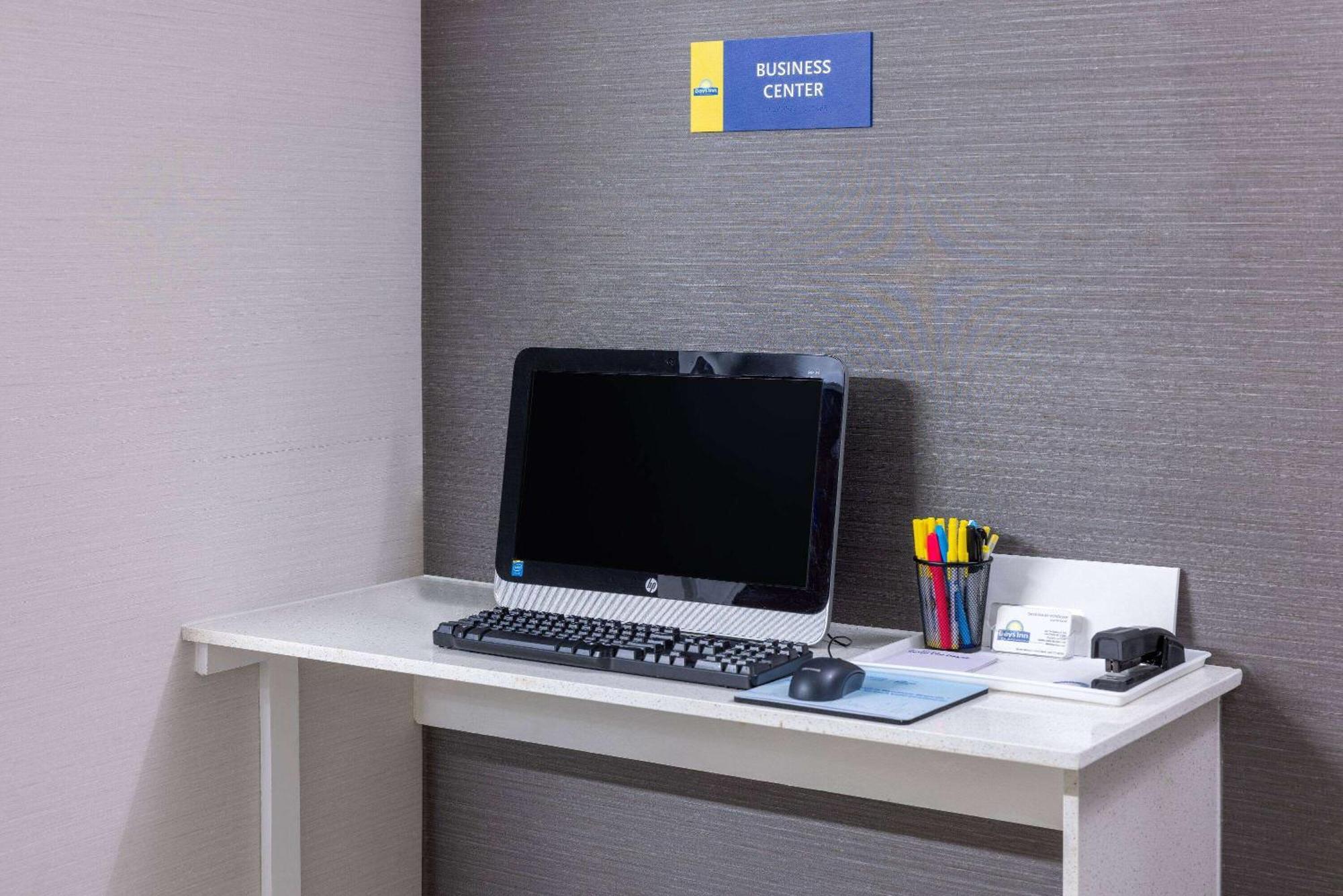 Days Inn By Wyndham Louisburg Buitenkant foto