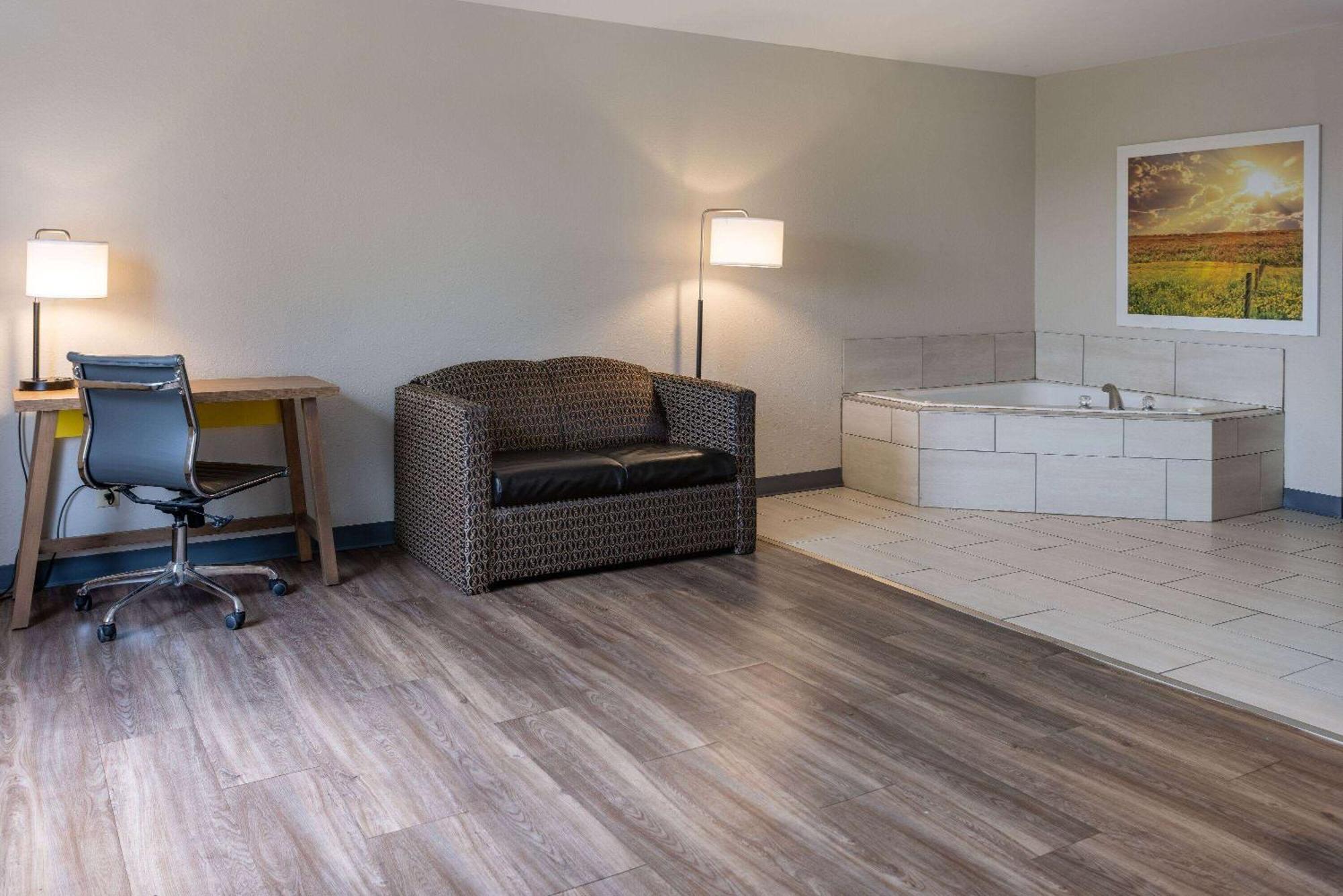 Days Inn By Wyndham Louisburg Buitenkant foto