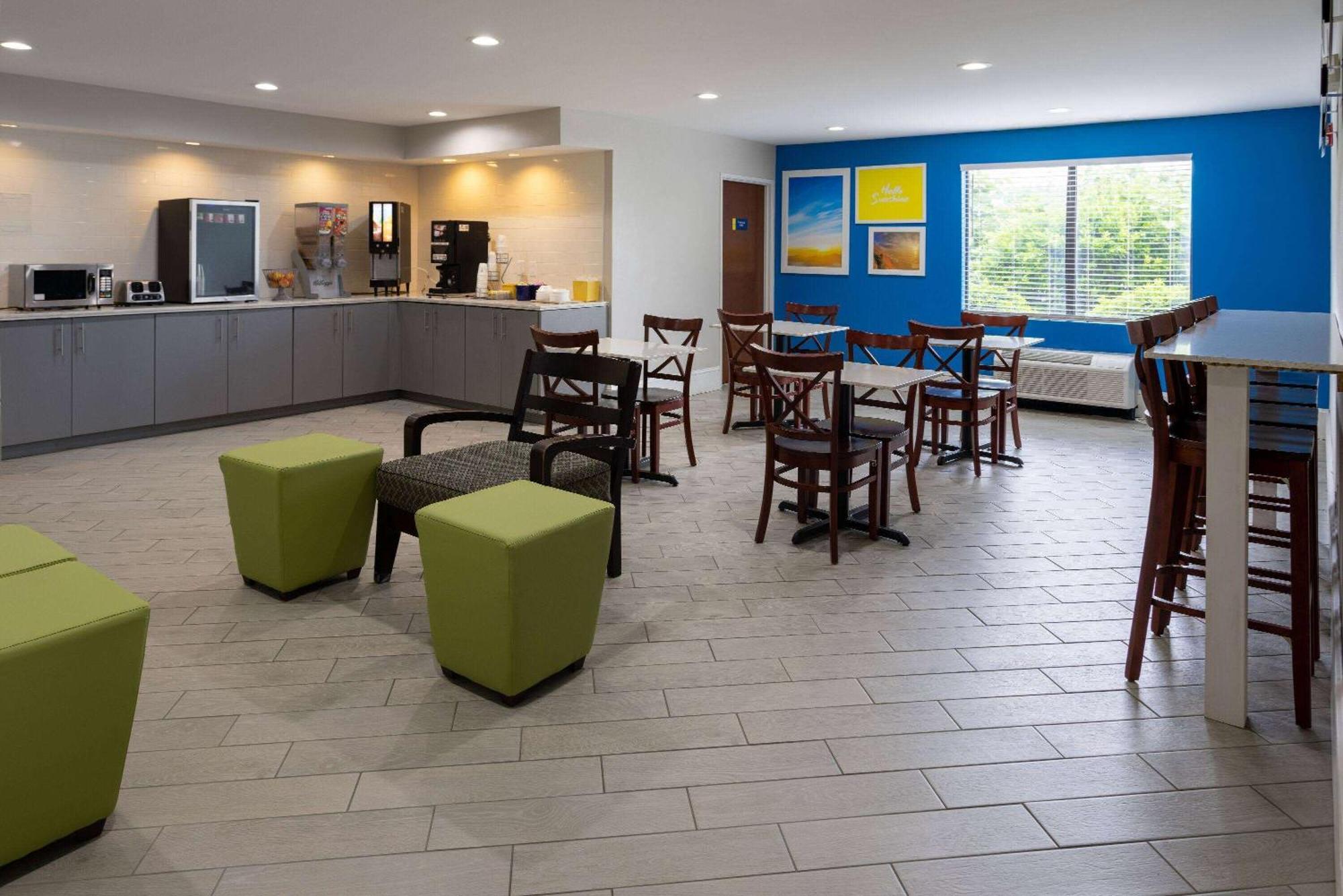 Days Inn By Wyndham Louisburg Buitenkant foto