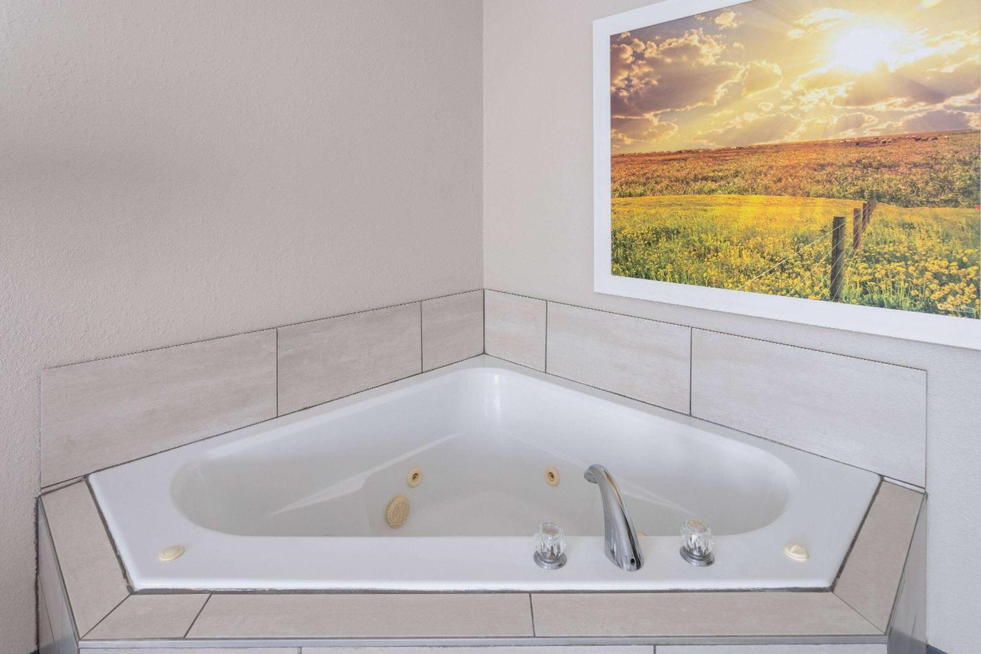 Days Inn By Wyndham Louisburg Buitenkant foto