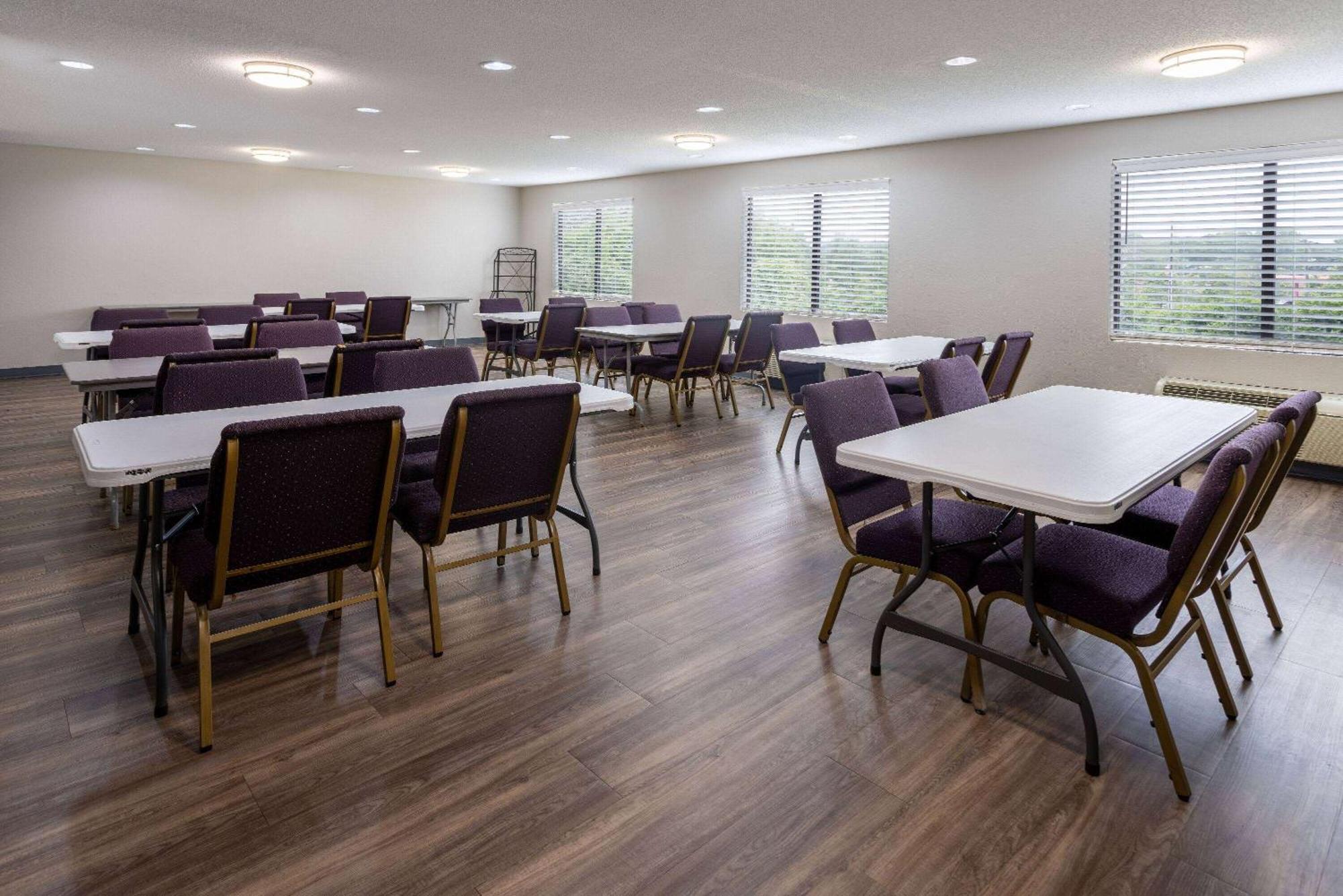Days Inn By Wyndham Louisburg Buitenkant foto
