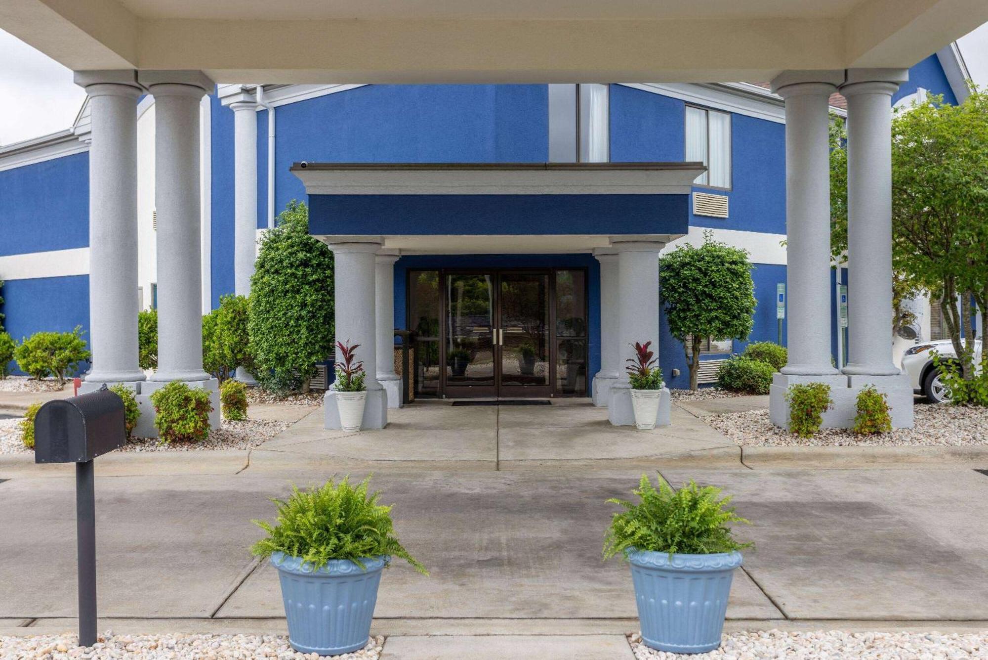 Days Inn By Wyndham Louisburg Buitenkant foto